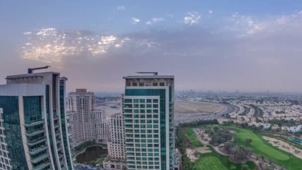 Lever de soleil sur les tours dans le quartier des Verts vue aérienne depuis le haut timelapse . — Video