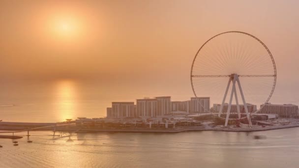 Puesta de sol sobre la isla Bluewaters en Dubai timelapse aéreo . — Vídeos de Stock