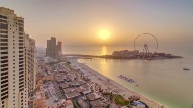 Gün batımı rıhtım genel bakış Jumeirah Beach Residence Jbr silueti yat ve tekneler ile hava timelapse