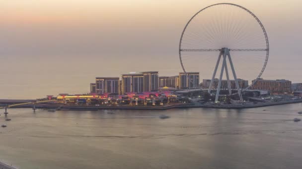 Île Bluewaters à Dubaï timelapse aérien de jour comme de nuit après le coucher du soleil . — Video
