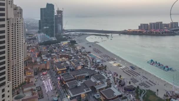 Przegląd nabrzeża Jumeirah Beach Residence JBR Skyline aerial dzień do nocy timelapse z jachtem i łodzi — Wideo stockowe