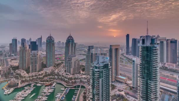 Vue aérienne du lever du soleil à Dubai Marina timelapse. Tours modernes et circulation sur la route — Video