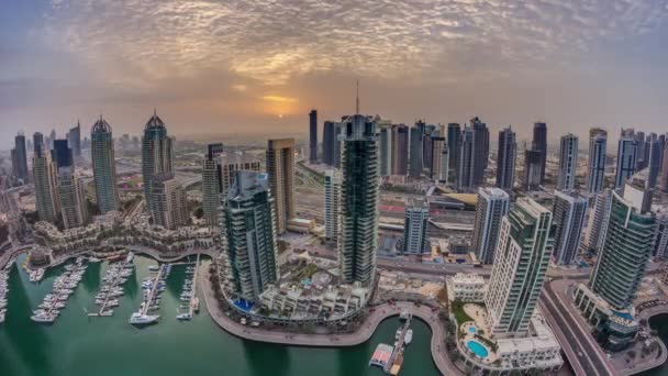 Antenn topputsikt över soluppgången i Dubai Marina Timelapse. Moderna torn och trafik på vägen — Stockvideo