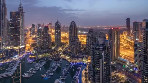 Vista aérea de Dubai Marina noche al día timelapse. Torres modernas y el tráfico en la carretera — Vídeos de Stock