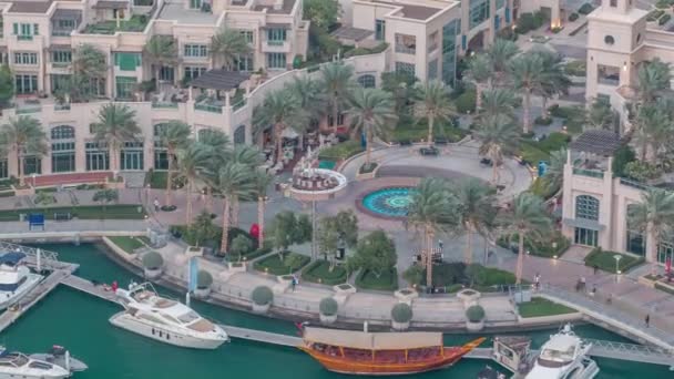 Widok z lotu ptaka Dubai Marina dzień do nocy timelapse. Nowoczesne wieże i ruch na drodze — Wideo stockowe