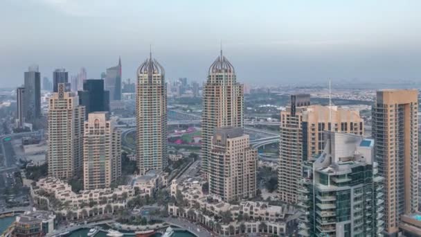 Luftaufnahme von Dubais Yachthafen Tag-Nacht-Zeitraffer. Moderne Türme und Verkehr auf der Straße — Stockvideo