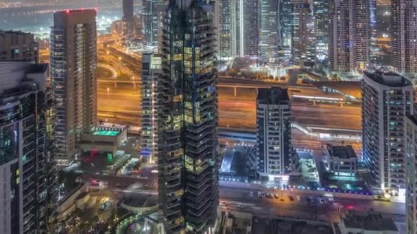 Vista aérea superior do Dubai Marina noite timelapse. Torres modernas e tráfego na estrada — Vídeo de Stock