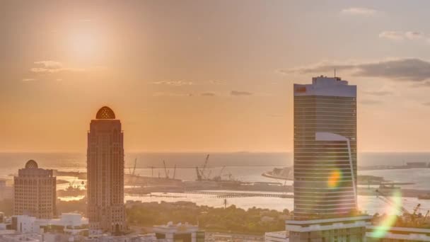 Pôr do sol sobre Dubai Media City com edifícios modernos cronologia aérea, Emirados Árabes Unidos — Vídeo de Stock