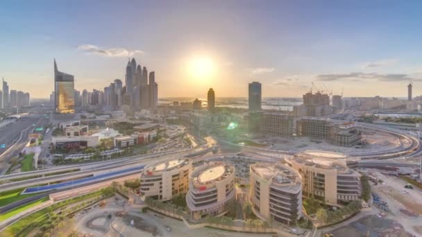 Pôr do sol sobre Dubai Media City com edifícios modernos cronologia aérea, Emirados Árabes Unidos — Vídeo de Stock