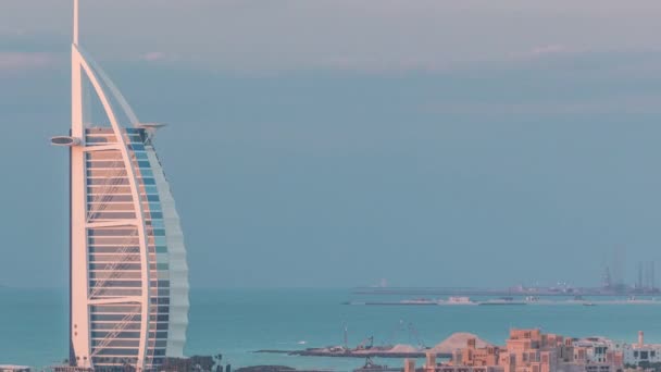 Vista aérea del hotel Burj Al Arab desde la ciudad de Internet día a noche timelapse . — Vídeo de stock