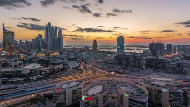 Dubai Medienstadt mit modernen Gebäuden im Zeitraffer von Tag zu Nacht, vereinigte arabische Emirate — Stockvideo