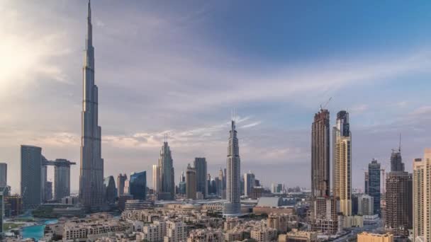 Dubai Centro skyline día a noche timelapse con Burj Khalifa y otras torres vista panirámica desde la parte superior de Dubai — Vídeos de Stock