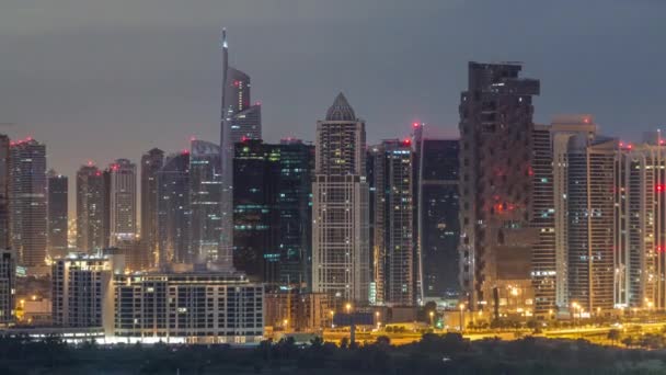 Jumeirah lago torres rascacielos y campo de golf noche al día timelapse, Dubai, Emiratos Árabes Unidos — Vídeo de stock