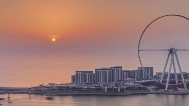 Dubai hava timelapse Bluewaters Adası üzerinde Gün batımı.