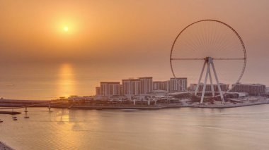 Dubai hava timelapse Bluewaters Adası üzerinde Gün batımı.
