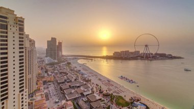 Gün batımı rıhtım genel bakış Jumeirah Beach Residence Jbr silueti yat ve tekneler ile hava timelapse