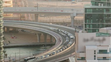 Gün batımı hava timelapse sırasında Jbr ve Dubai marina köprüde trafik.