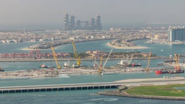 Palm Jumeirah adam havadan görünümü gün batımı zaman atlamalı önce Jbr ilçesinden ada yaptı. Dubai, Birleşik Arap Emirlikleri.