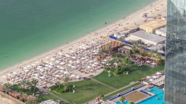 Rıhtıma genel bakış Jumeirah Beach Residence Jbr silueti yat ve tekneler ile havadan timelapse