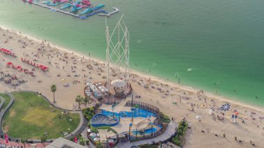 Rıhtıma genel bakış Jumeirah Beach Residence Jbr silueti yat ve tekneler ile havadan timelapse