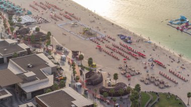 Rıhtıma genel bakış Jumeirah Beach Residence Jbr silueti yat ve tekneler ile havadan timelapse