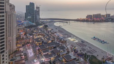 Rıhtıma genel bakış Jumeirah Beach Residence Jbr silueti yat ve tekneler ile gece timelapse gün