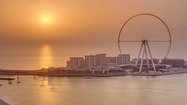 Sonnenuntergang über der Blauwasserinsel im Zeitraffer von Dubai. — Stockfoto