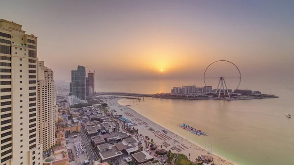 Przegląd Sunset Waterfront Jumeirah Beach Residence JBR Skyline antenowe timelapse z jachtem i łodzi — Zdjęcie stockowe