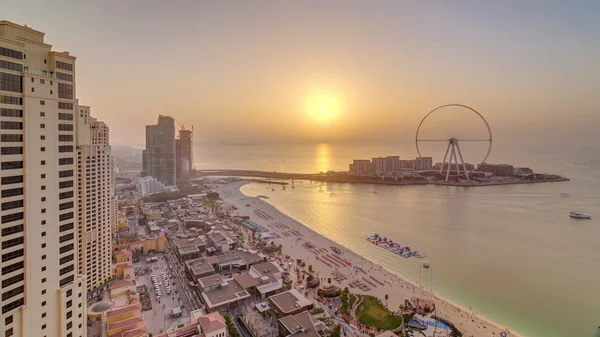 Przegląd Sunset Waterfront Jumeirah Beach Residence JBR Skyline antenowe timelapse z jachtem i łodzi — Zdjęcie stockowe