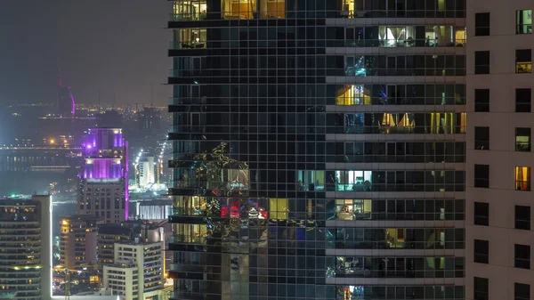 现代摩天大楼在朱美拉海滩住宅在迪拜，Jbr空中夜延时间 — 图库照片