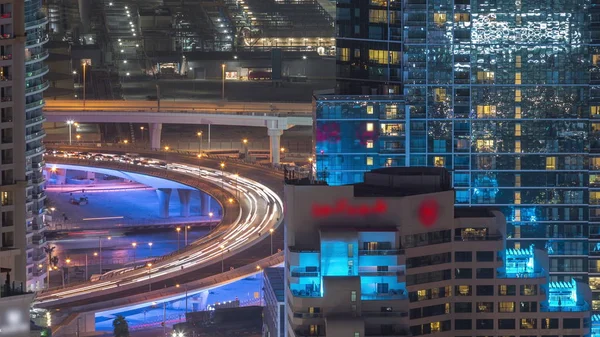 Verkehr auf der Brücke bei jbr und Dubai Marina Antenne Nacht Zeitraffer. — Stockfoto