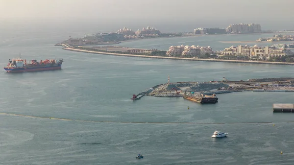 Vista aérea de Palm Jumeirah hombre hizo isla desde el distrito JBR antes del atardecer timelapse. Dubai, Emiratos Árabes Unidos . — Foto de Stock