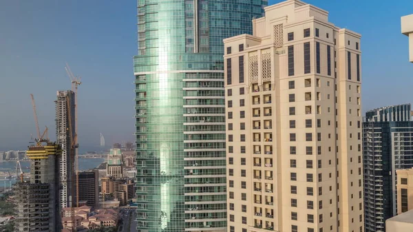 Современные небоскребы в Jumeirah Beach residence в Дубае, JBR aerial timelapse — стоковое фото