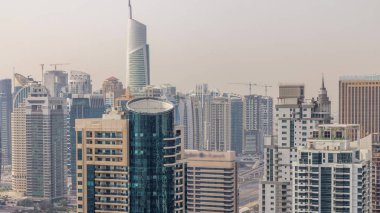 Dubai Marina sabah timelapse havadan üst görünümü. Modern kuleler ve yolda trafik