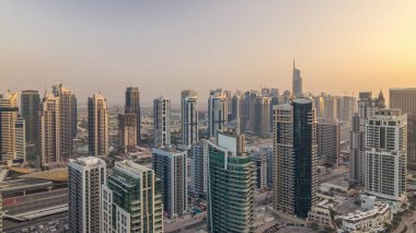 Dubai Marina sabah timelapse havadan üst görünümü. Modern kuleler ve yolda trafik