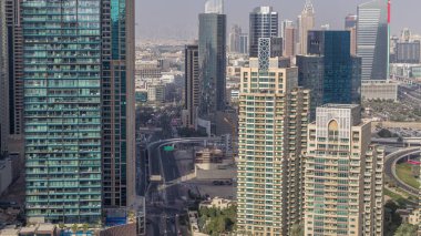 Dubai Marina akşam timelapse havadan üst görünümü. Modern kuleler ve yolda trafik