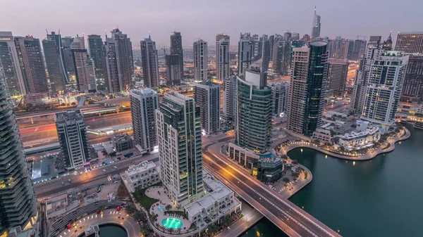 Vista aérea superior de Dubai Marina noite a dia timelapse. Torres modernas e tráfego na estrada — Fotografia de Stock