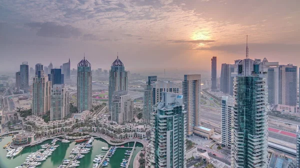 Vista aérea de la salida del sol en Dubai Marina timelapse. Torres modernas y el tráfico en la carretera —  Fotos de Stock