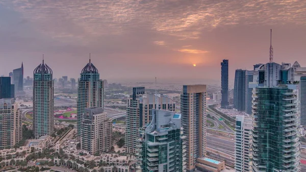 Εναέρια κορυφαία θέα της αυγής στην μαρίνα του Ντουμπάι. Σύγχρονοι πύργοι και κίνηση στο δρόμο — Φωτογραφία Αρχείου