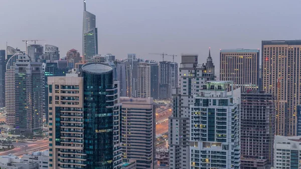 З огляду на повітряну частину Дубая. Сучасні башти і рух на дорозі — стокове фото