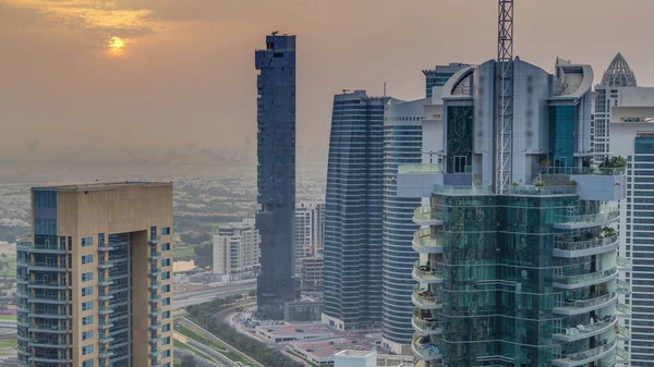 迪拜码头延时日出的空中顶视图。现代塔楼和路上的交通 — 图库照片
