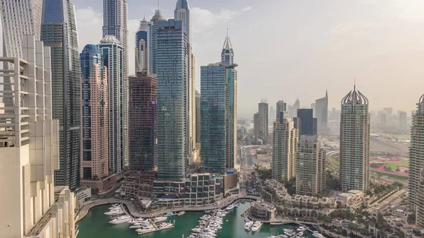 Vista aérea de Dubai Marina timelapse mañana. Torres modernas y el tráfico en la carretera — Foto de Stock