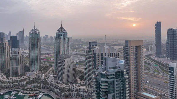 Antenn topputsikt över Dubai Marina natt till dag Timelapse. Moderna torn och trafik på vägen — Stockfoto