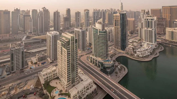 Vista aérea superior do Dubai Marina manhã timelapse. Torres modernas e tráfego na estrada — Fotografia de Stock