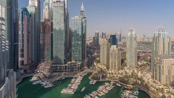 Vista aérea superior do Dubai Marina manhã timelapse. Torres modernas e tráfego na estrada — Fotografia de Stock
