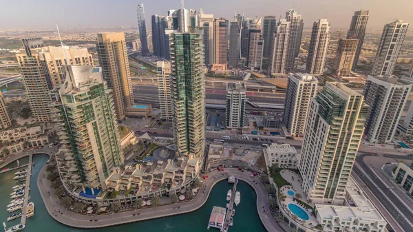 Vista aérea de Dubai Marina timelapse por la noche. Torres modernas y el tráfico en la carretera —  Fotos de Stock