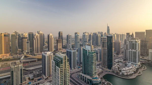 Vista aérea de Dubai Marina timelapse por la noche. Torres modernas y el tráfico en la carretera —  Fotos de Stock