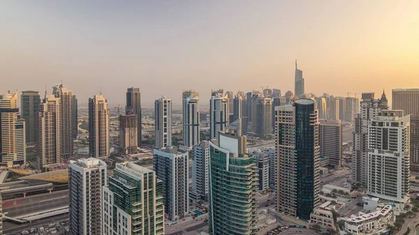 Vista aérea de Dubai Marina timelapse mañana. Torres modernas y el tráfico en la carretera —  Fotos de Stock