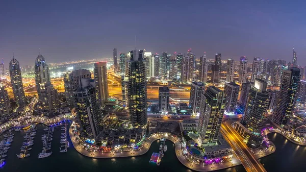 Vista aérea de Dubai Marina día a noche timelapse. Torres modernas y el tráfico en la carretera — Foto de Stock