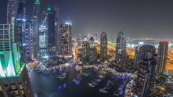 Widok z lotu ptaka Dubai Marina Night timelapse. Nowoczesne wieże i ruch na drodze — Zdjęcie stockowe